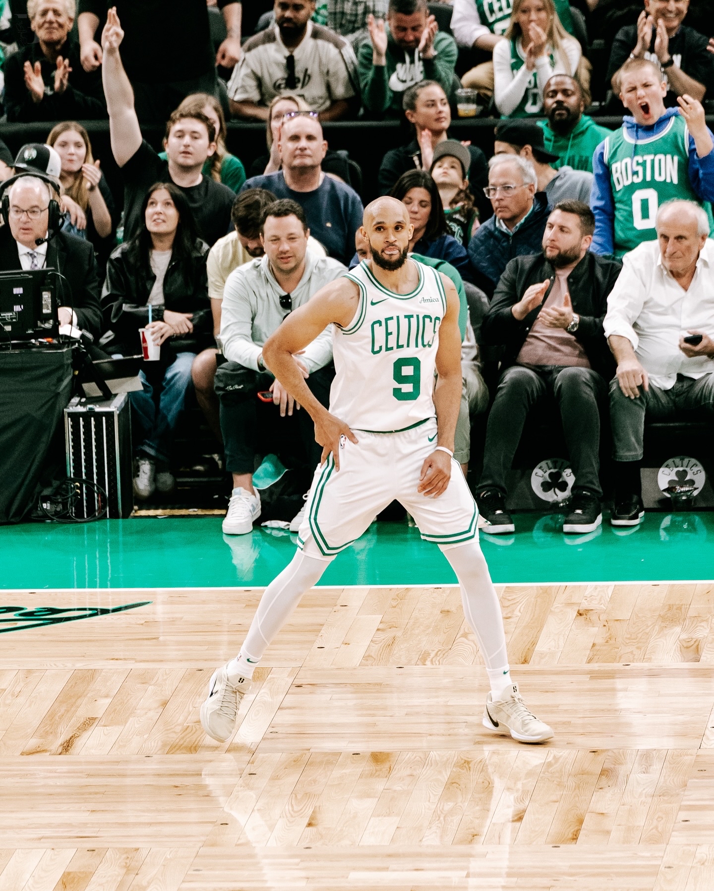 里程碑夜波士顿凯尔特人外线爆发；NBA常规赛赛后刷纪录；赛场秩序良好；团队化学反应显著的简单介绍