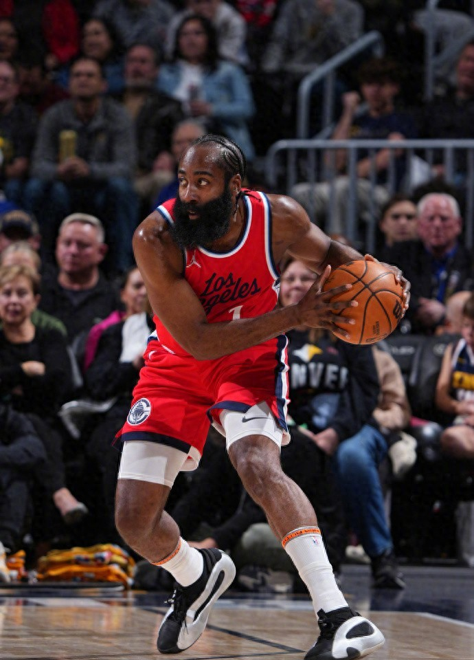 包含NBA季后赛赛程吃紧，菲尼克斯太阳国际比赛日伤情更新，更衣室稳定，心理建设被强调的词条