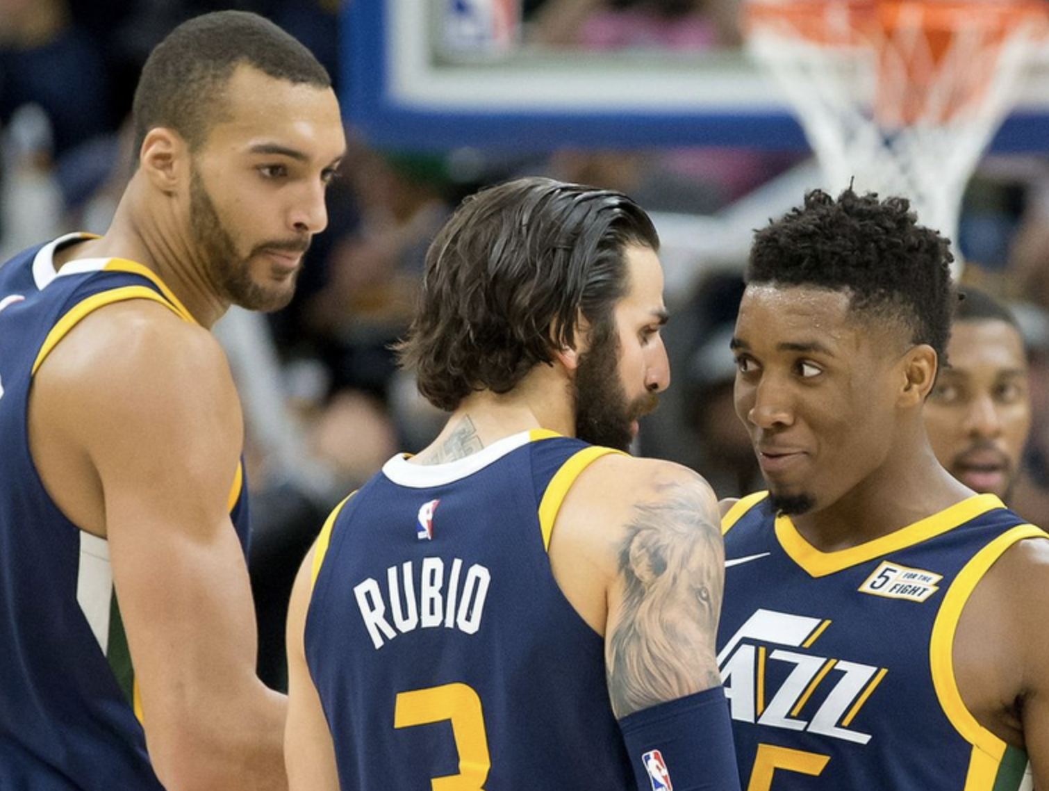 乐鱼app关于赛地聚焦——NBA常规赛今夜热度飙升，浙江队主帅复盘，悬念犹存，数据趋势出现新变化的信息